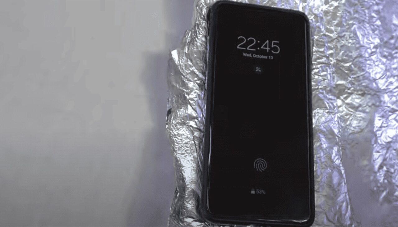 Ce se întâmplă, de fapt, dacă îți învelești smartphone-ul într-o folie de aluminiu. Efectele sunt nebănuite
