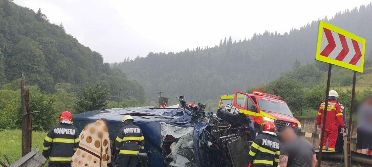 ACCIDENT rutier în Suceava, între un microbuz și un autotren. Autoritățile au intervenit de urgență