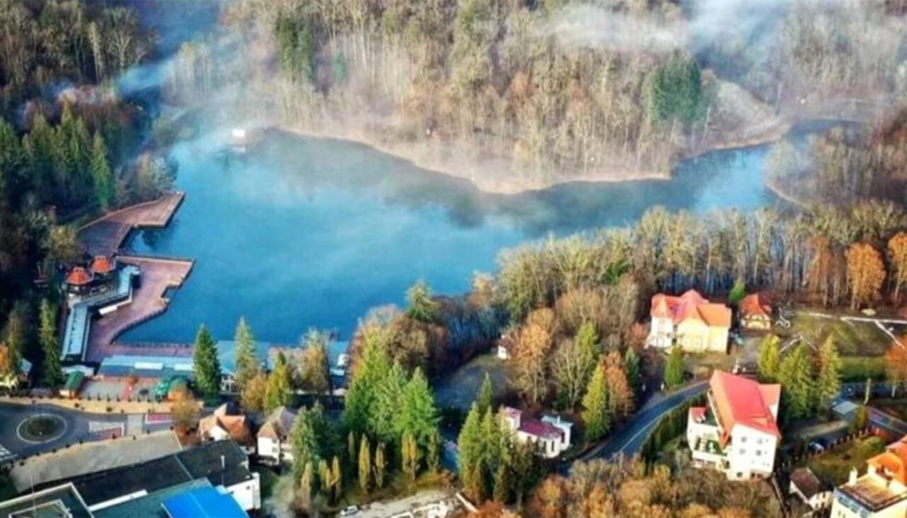 Stațiunea din România unică în lume. Turiștii străini dau năvală în fiecare an