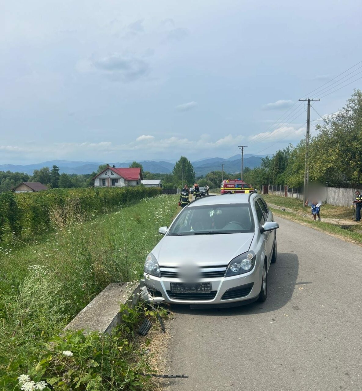 Patru persoane au ajuns la SPITAL după ce mașina în care se aflau, condusă de un bărbat de 64 de ani, a intrat într-un cap de pod în județul Vâlcea