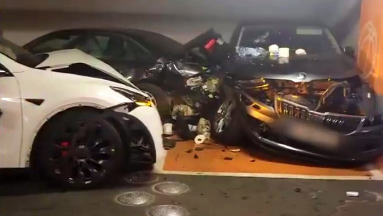 O șoferiță a făcut praf două MAȘINI, în parcarea subterană a unui mall din Capitală. Martorii spun că femeia ar fi încurcat frâna cu accelerația