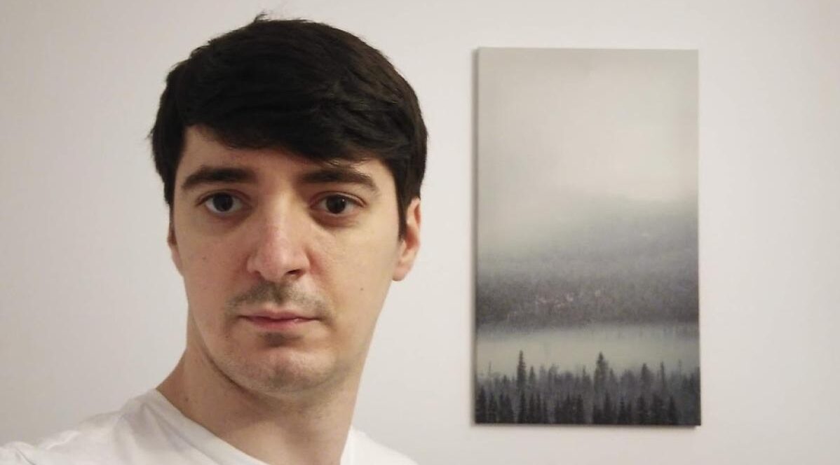 O fotografie cu un profesor îmbrăcat în haine de damă face vâlvă pe internet! Reacția Universității București