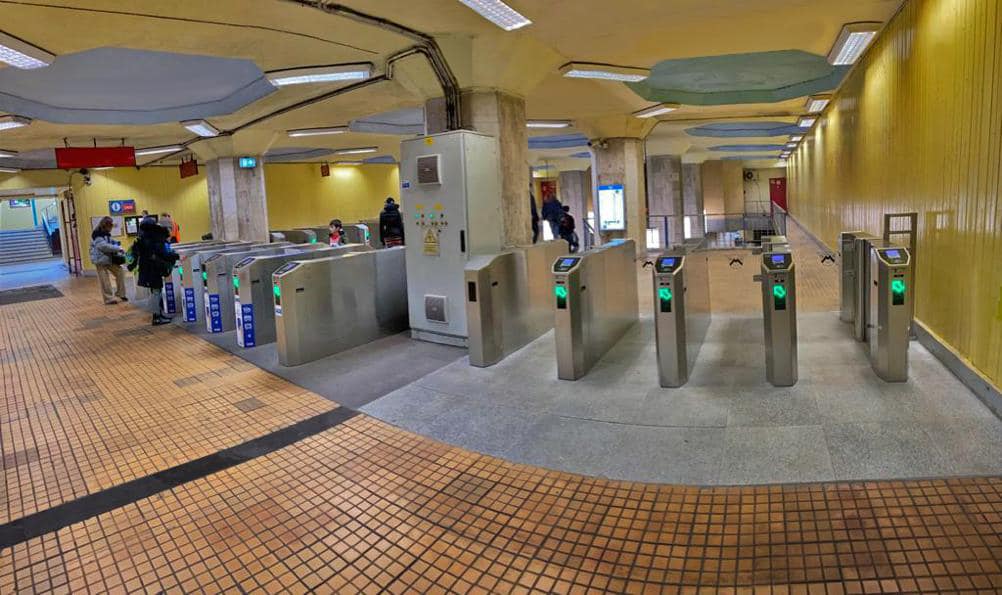 A fost SCANDAL la stația de metrou Basarab, după ce doi bărbați au încercat să treacă cu o singură caertelă și au fost opriți de paznici