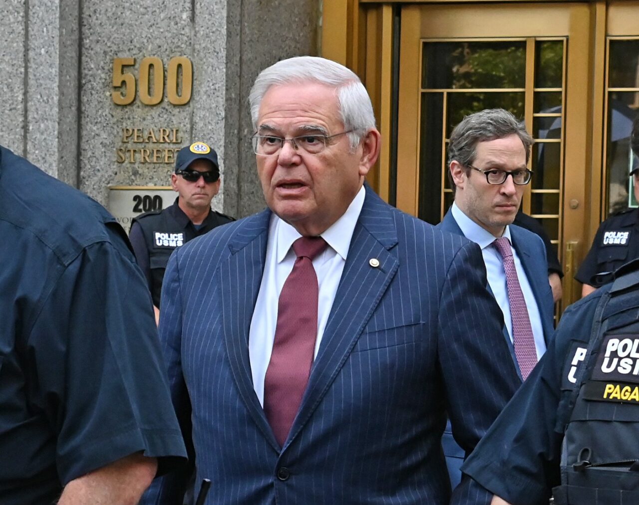 Senatorul american Bob Menendez, găsit vinovat pentru mită. Politicianul democrat din statul New Jersey a primit LINGOURI DE AUR și un Mercedes-Benz