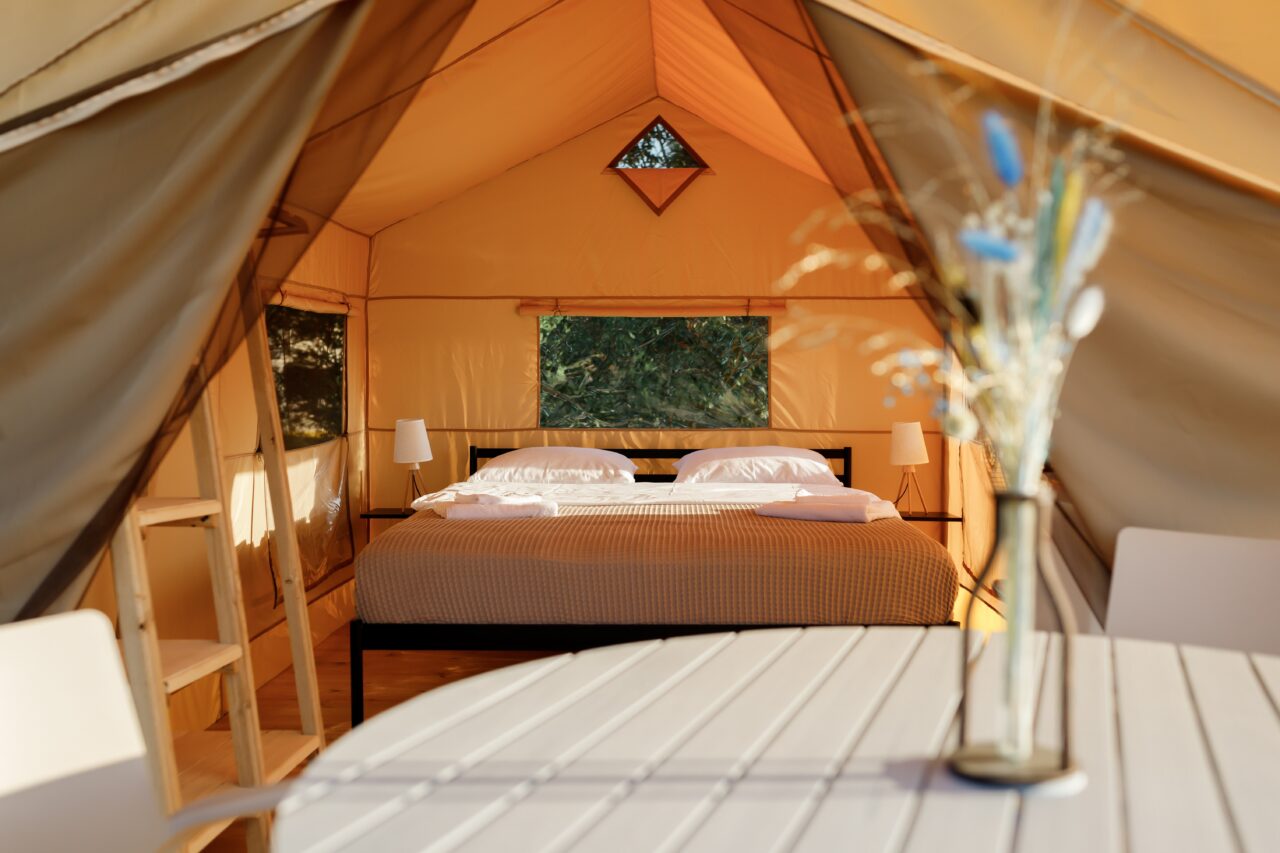 Cazare la MII DE STELE. „Glampingul” este combinația dintre camping si glamorous