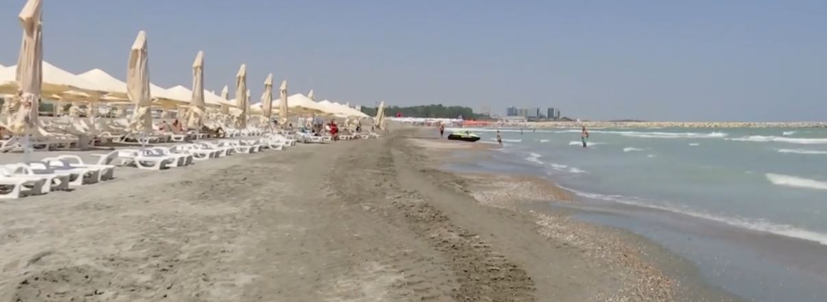 Stațiunea de pe litoral în care turiștii fac plajă printre șantiere. Specialiștii le recomandă să NU intre în apă
