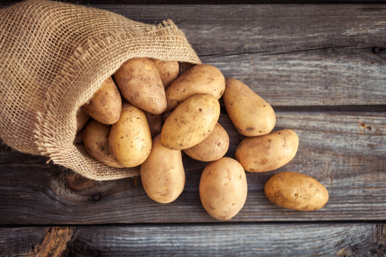 Una dintre cele mai consumate legume în România, în topul scumpirilor din acest an / Un kilogram de CARTOFI costă chiar și cu 6 lei