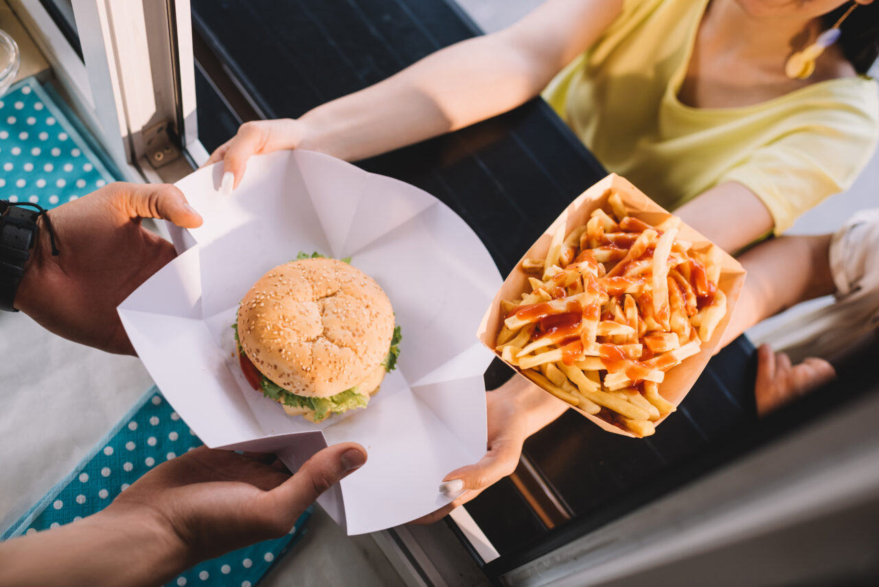 „Nu sunt robotul tău!”/Angajații McDonald’s se revoltă împotriva clienților