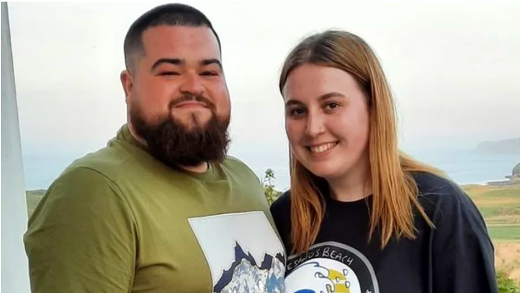 Un detaliu dintr-o fotografie de familie le-a schimbat viața la 180 de grade / Decizia RADICALĂ pe care au luat-o acești doi tineri