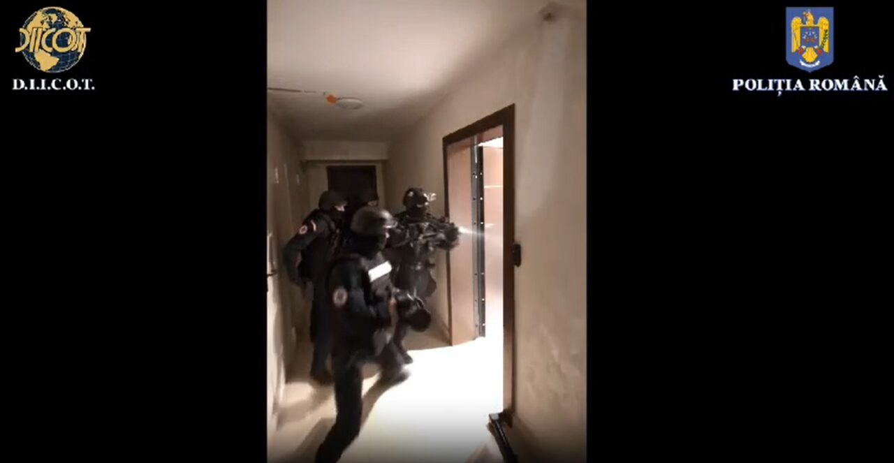 Trei persoane au furat criptomonede de peste 120 de milioane de dolari. Cum funcționa rețeaua infracțională
