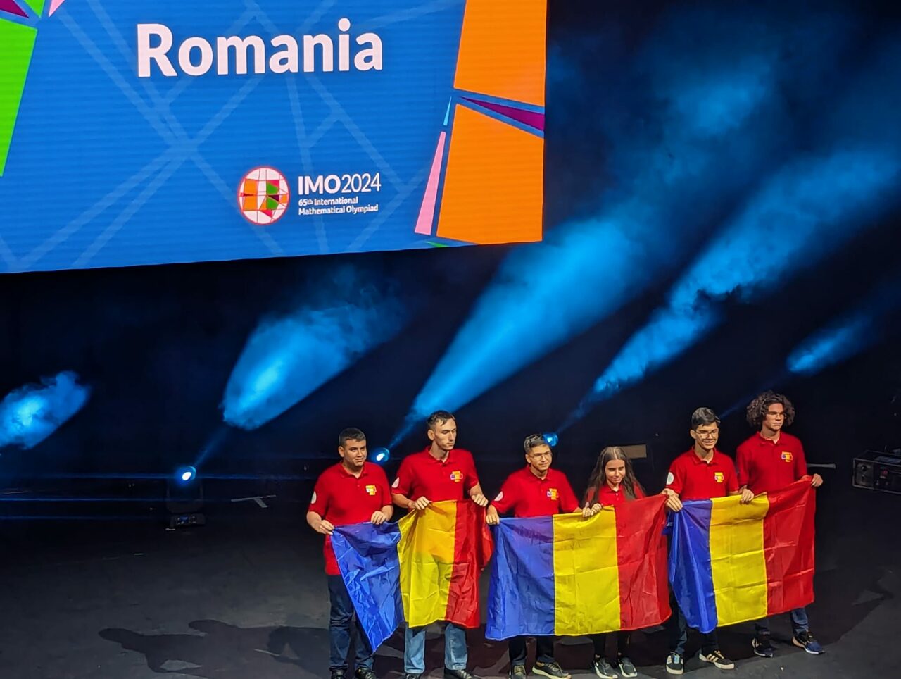 Toți cei șase elevi români care au participat la Olimpiada Internațională de Matematică din Marea Britanie au obținut câte o MEDALIE