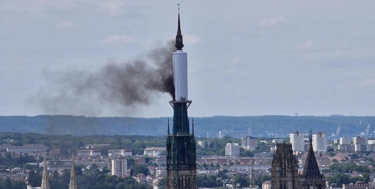 A luat FOC turla celebrei catedrale din Rouen. Primar: „Toate resursele publice sunt mobilizate”