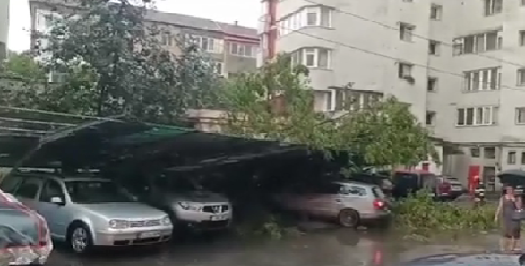 Furtuni violente după canicula extremă din România! Garduri rupte, acoperișuri luate de vânt