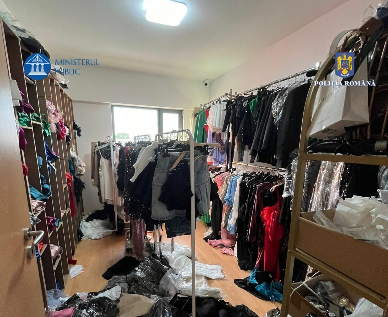 De ce nu reușește încă România să recicleze materialele textile. Aproape toate hainele vechi ale românilor ajung la gunoi sau sunt arse