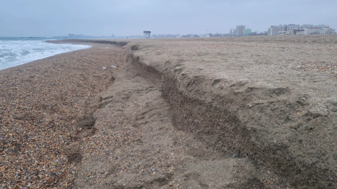 Lucrările de lărgire a plajelor din Marea Neagră creează adevărate „CAPCANE ale morții”. Gropi cu adâncime de 12 metri, la câțiva pași de mal
