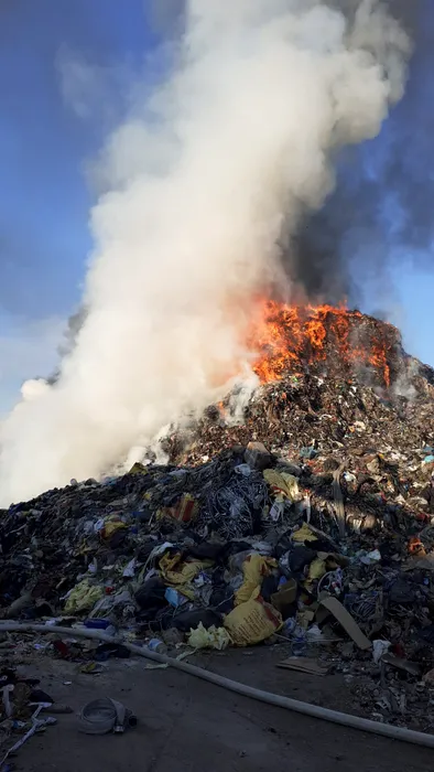 INCENDIU pe platforma Oltchim din Râmnicu Vâlcea / Ministerul Mediului: Staţiile de monitorizare a calităţii aerului nu au înregistrat depăşiri
