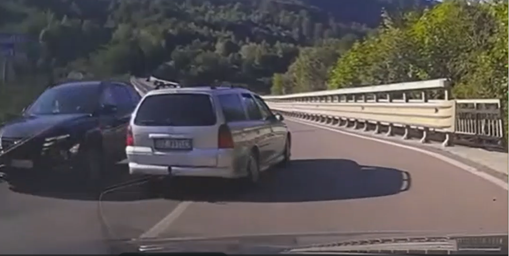 TEROARE pe șoselele din Buzău. Un șofer teribilist aproape a ucis o familie pe un viaduct din zona barajului Siriu