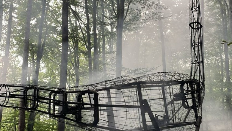 INCENDIU puternic la Dino Parc Râşnov. Flăcările au distrus macheta unui dinozaur de zece metri