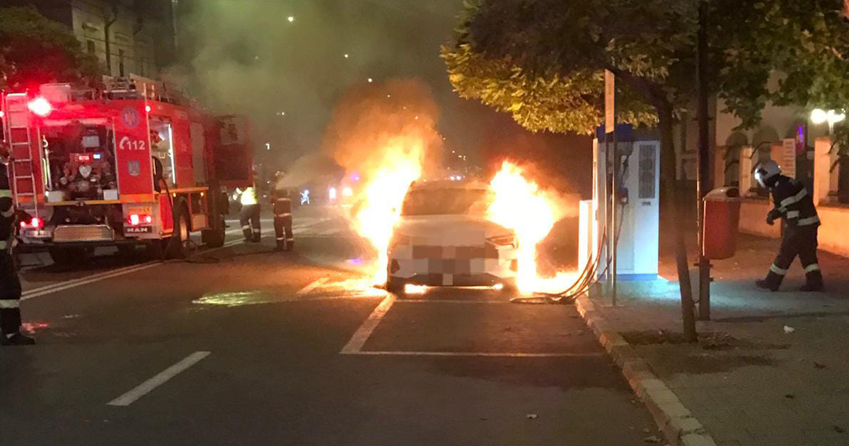 Incendiu DEVASTATOR într-o stație de încărcare în Satu Mare: Un Audi electric a fost mistuit de flăcări