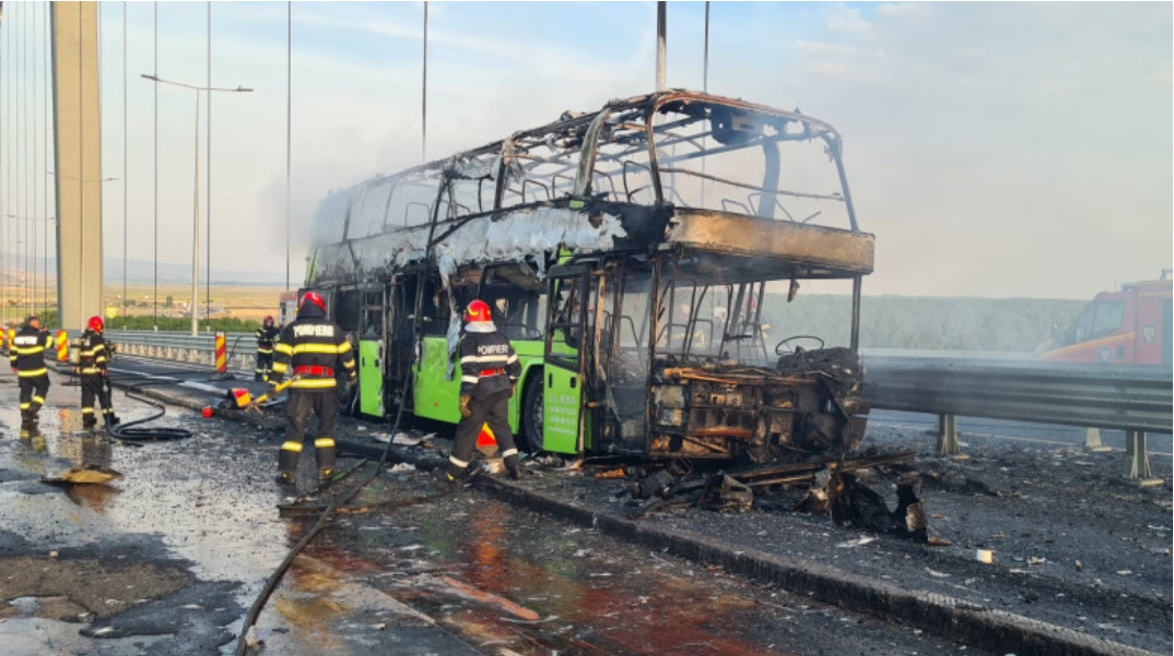 A ars ca o torță! Un autocar cu cetățeni ucraineni a luat FOC pe podul de la Brăila