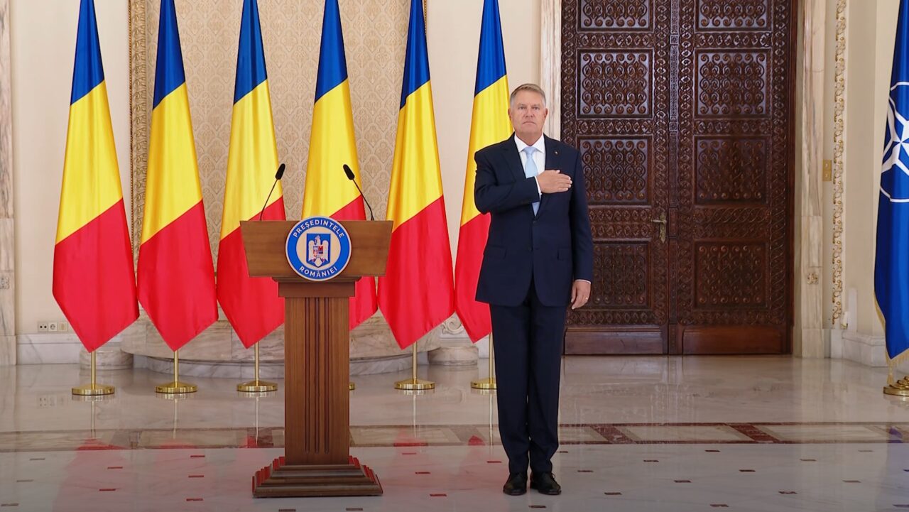 Președintele Klaus Iohannis, deranjat în timpul discursului: Complicat cu telefonul!