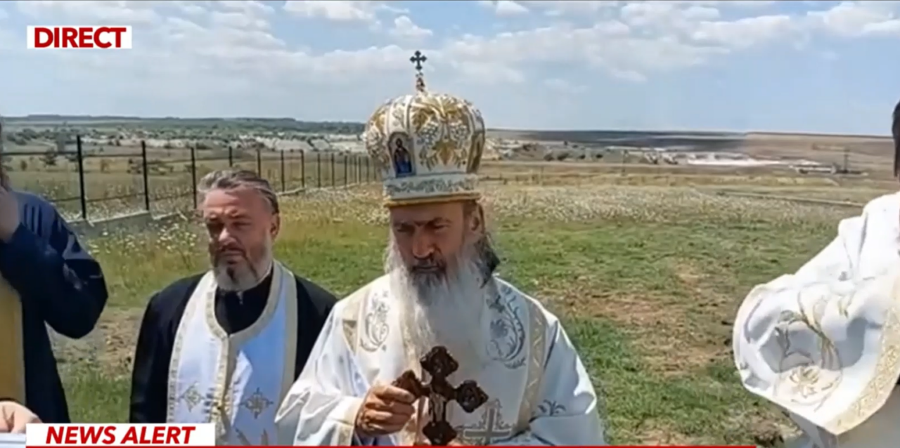 ÎPS Teodosie a oficiat slujbe pe câmpurile pârjolite din Constanța, pentru alungarea SECETEI