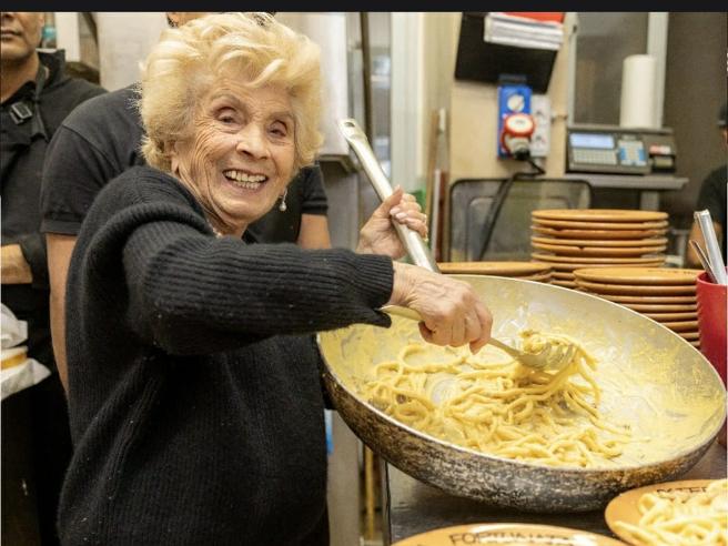 Ea este „REGINA Carbonarei”. La 93 de ani, Iris conduce opt restaurante / „Trebuie să faci puține lucruri, dar să le faci cel mai bine”