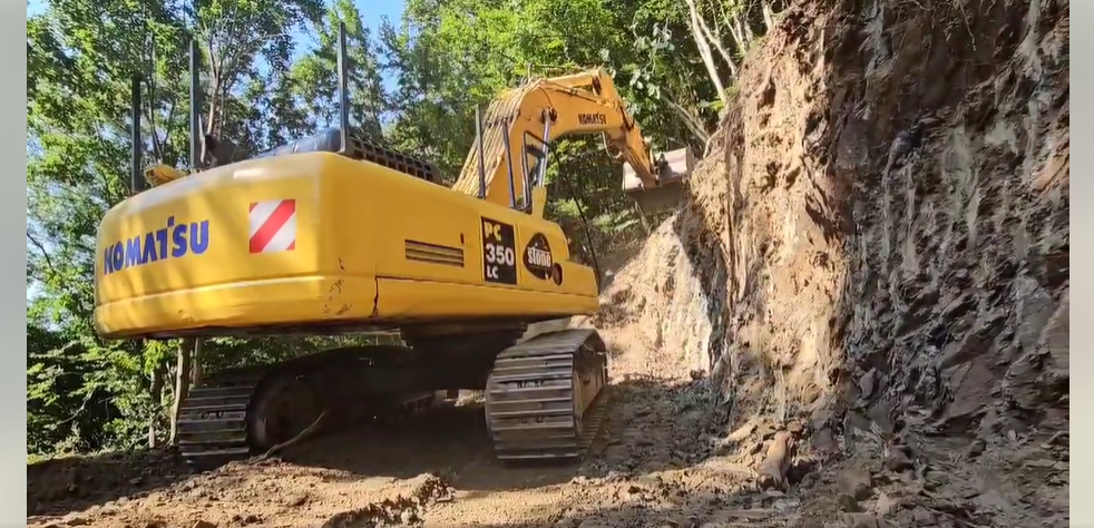 Lucrări pe Valea Oltului, ZIUA 5: Sunt îndepărtați arbori de pe versant pentru asigurarea traseelor necesare efectuării de studii geotehnice