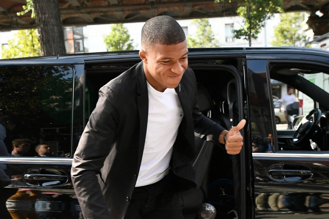 Mbappe are o colecție impresionantă de mașini. Motivul pentru care nu le poate conduce