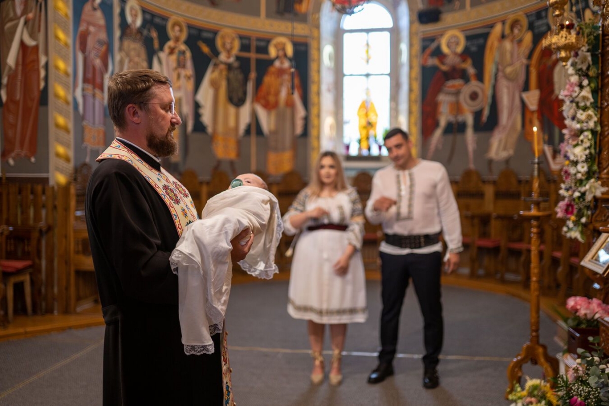 Primele imagini de la BOTEZUL băiatului lui George Simion, președintele AUR: „Gata, băiatul meu, de acum în rândul creștinilor”