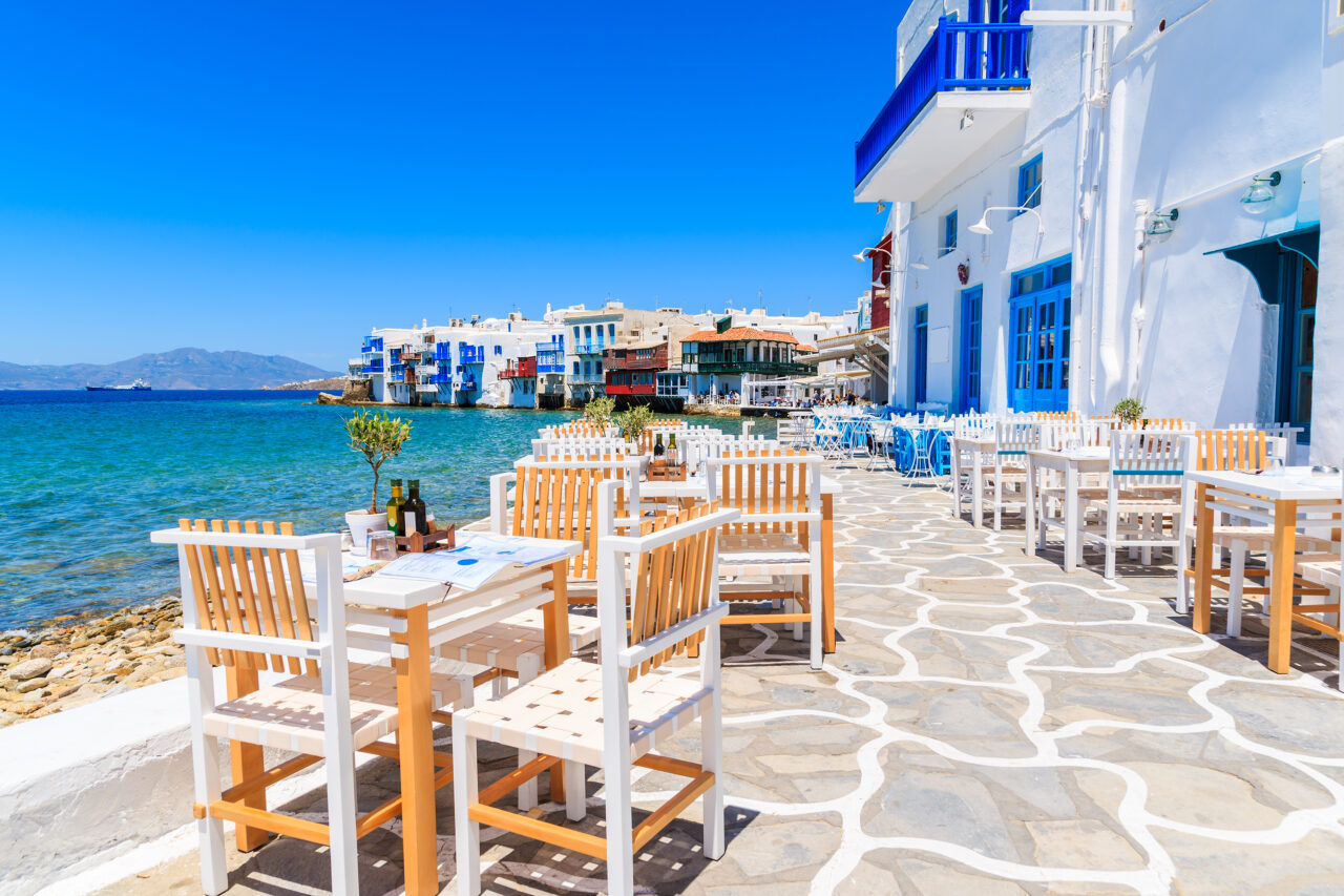 Doi turiști acuză că au fost taxați cu 876$ pentru două băuturi la un restaurant din GRECIA