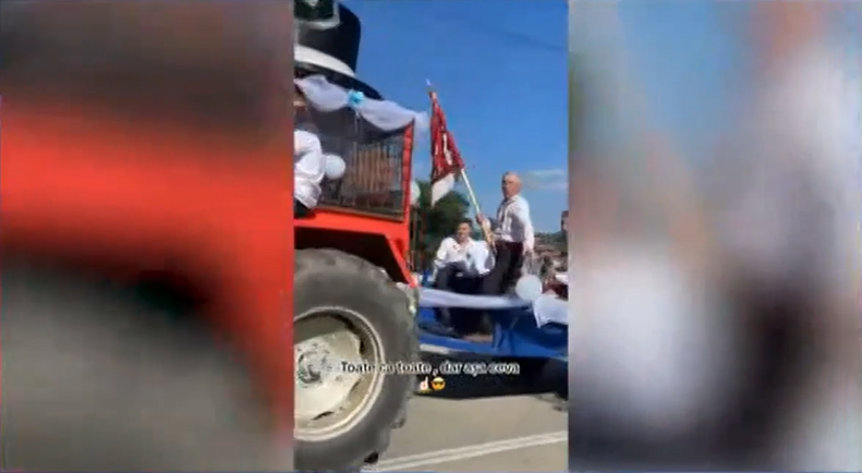 Ultima FIȚĂ la nunțile din România: Mirii și invitații sunt duși cu tractorul la petrecere!