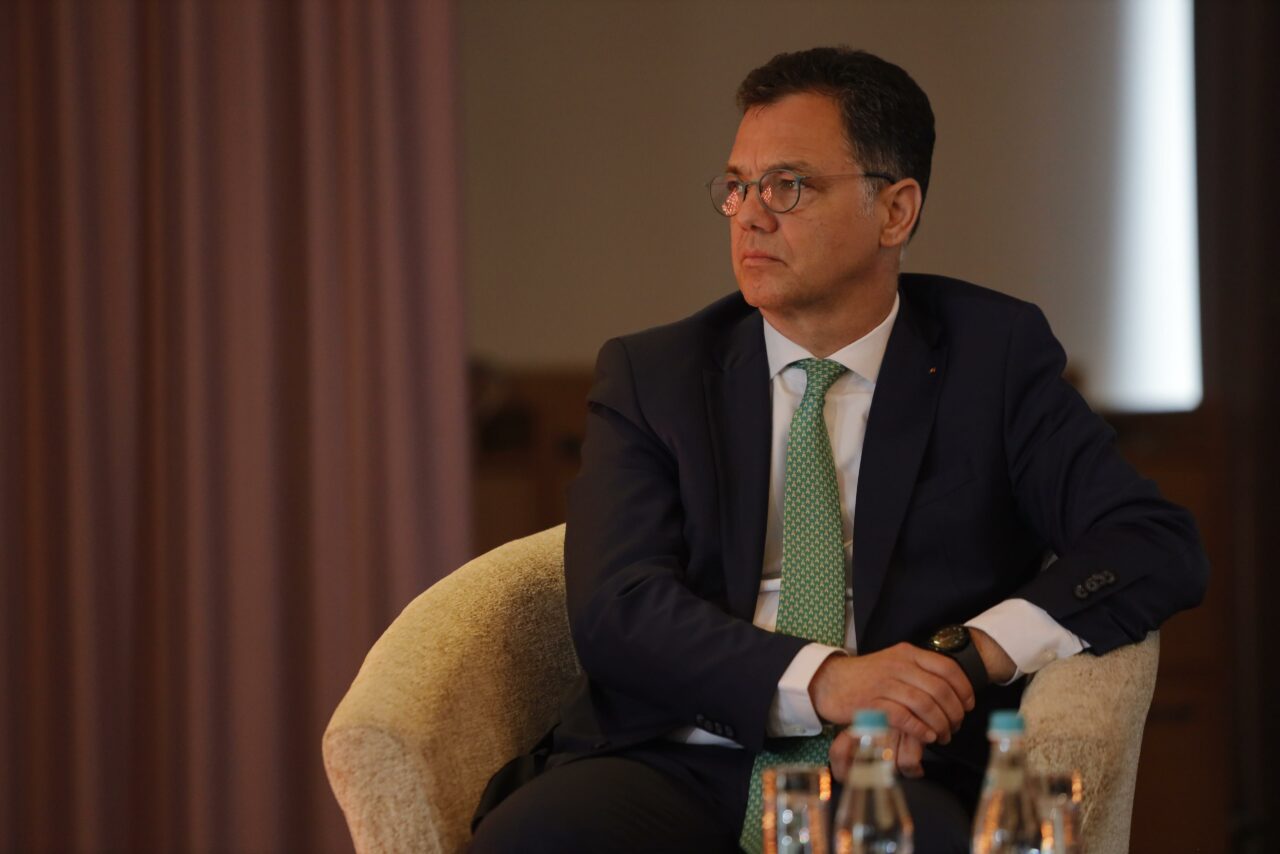 Banii americanilor ne-ar putea face centru de excelență, în Europa, pe muniție de calibru mare/Ministrul Ștefan Oprea: Dacă am avea acces la finanțare