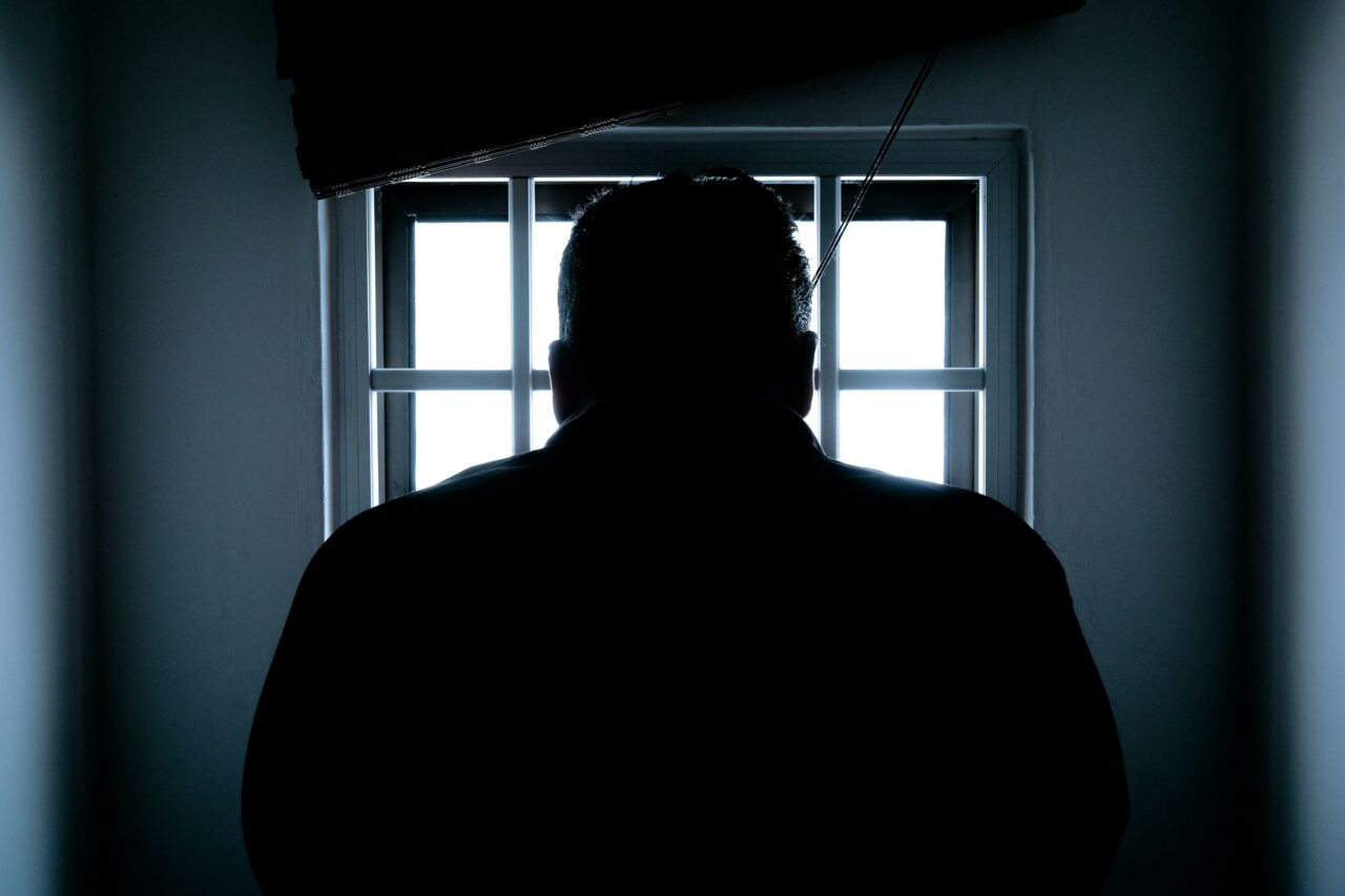 Un bărbat, în vârstă de 39 de ani, s-a SINUCIS, în timp ce se afla în arestul Poliției din Argeș