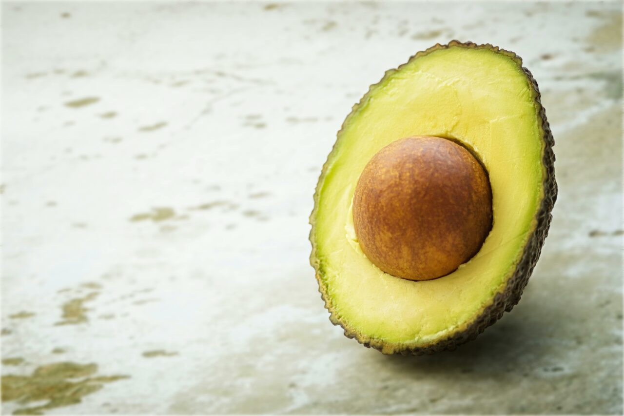 Cum să faci un avocado să se coacă mai repede. Trucul pe care puțină lume îl știe