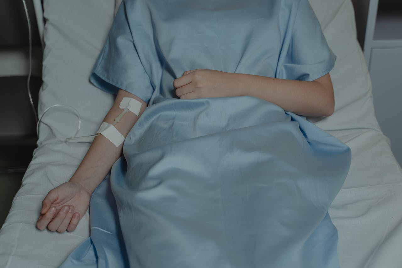 EXCLUSIV / Copil de 13 ani, adus la spital, de urgență, după ce s-a jucat cu un cartuș de vânătoare, care a EXPLODAT