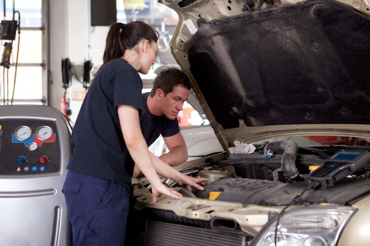 Cel mai mare grup din Parlamentul European vrea să salveze motorul cu ardere internă. NORMELE de emisie trebuie revizuite