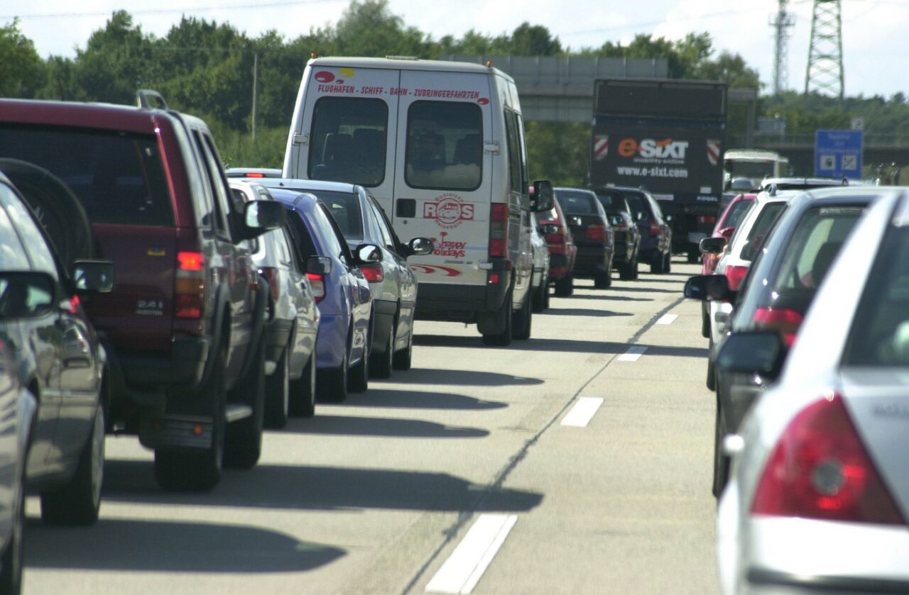Haos și nervi întinși la maximum pe Valea PRAHOVEI după închiderea Văii Oltului. Coloane interminabile de TIR-uri: „E ceva groaznic”