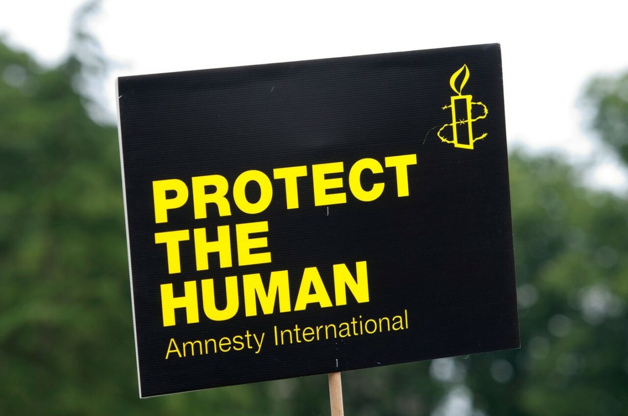 Amnesty International: Țările europene REPRIMĂ protestele și folosesc sisteme ilegale de MONITORIZARE