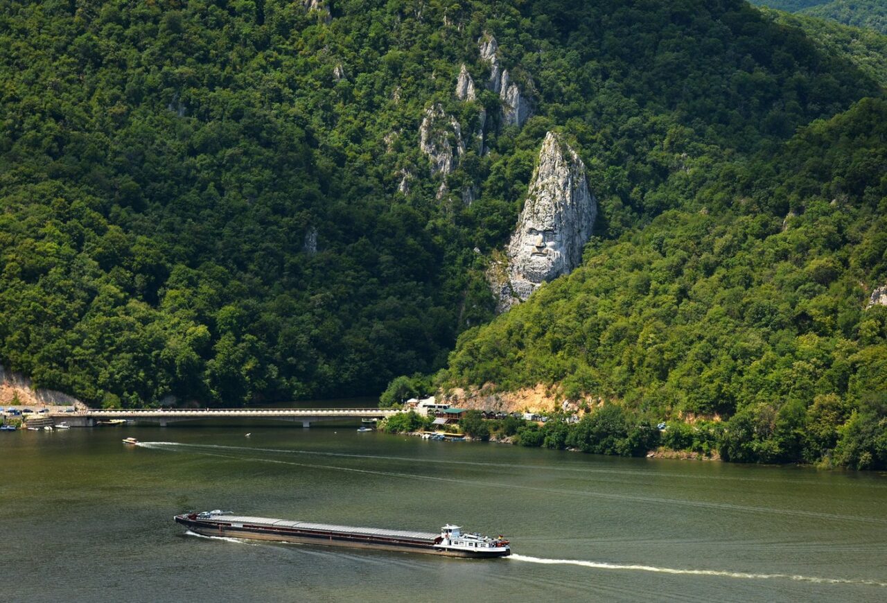 TURIȘTII străini, uimiți de descoperirea neașteptată a Clisurii Dunării: „Sunt uimită de cât de frumoasă este această țară. Ne vom întoarce!”