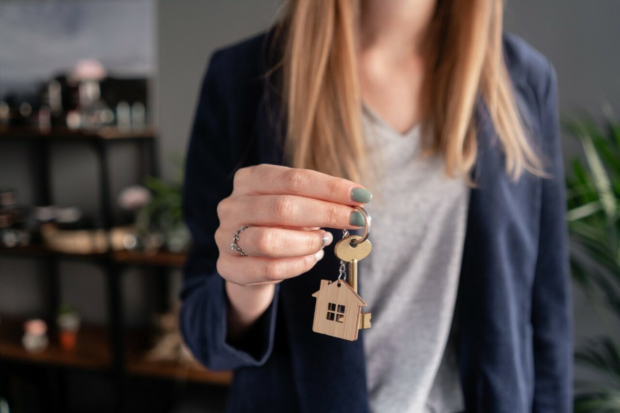 Prețul CHIRIILOR a explodat. Cât costă să închiriezi o garsonieră sau un apartament în București sau în Cluj. Care este motivul?