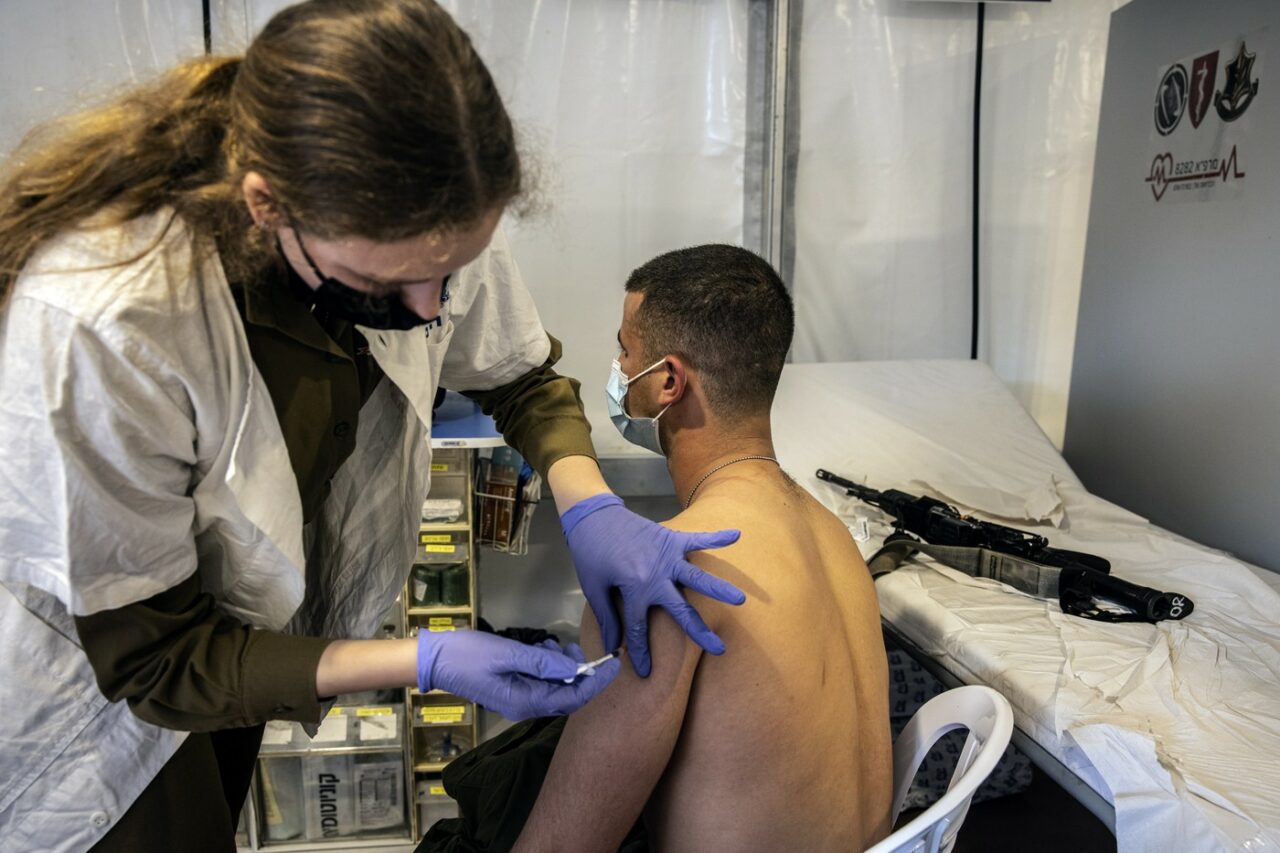 Armata ISRAELIANĂ își vaccinează militarii împotriva poliomielitei. Virusul este prevalent în GAZA