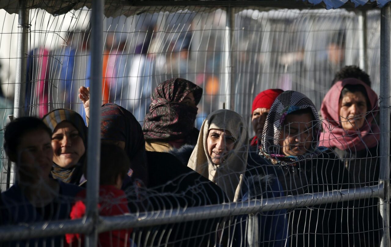 Amnesty International atrage atenția că Grecia privează migranții de libertate în mod ilegal. „Un coșmar distopic finanțat de UE”