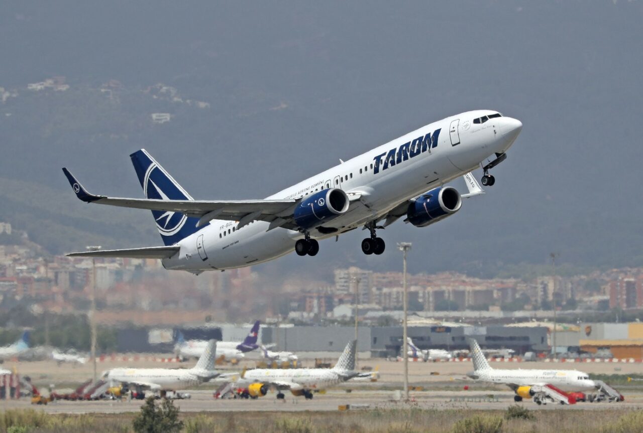 Ce salariu primește o stewardesă la TAROM. Ce studii trebuie să aibă la angajare