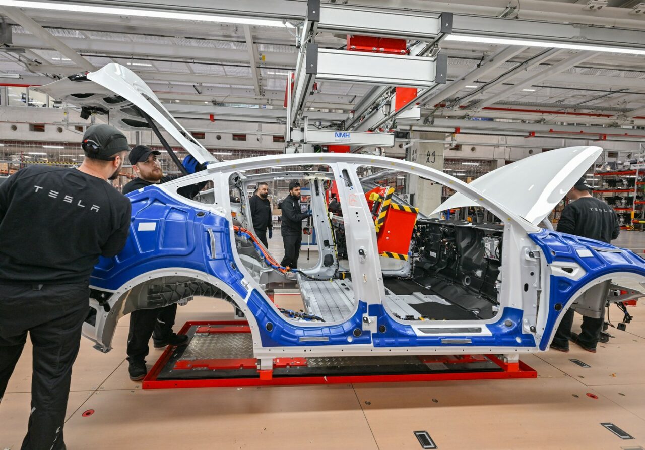 O fabrică Tesla de lângă Berlin se confruntă cu o problemă neașteptată. 65.000 de cești de cafea achiziționate de companie au dispărut