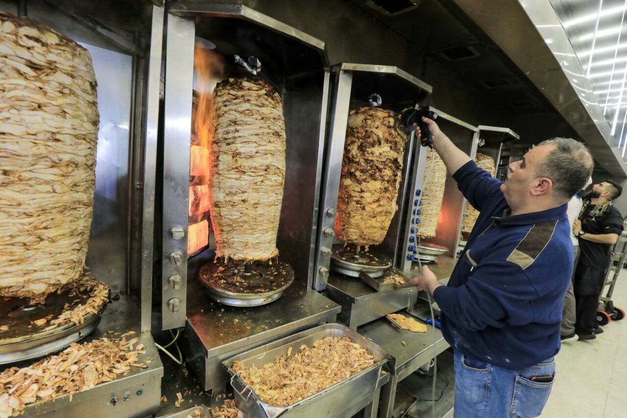 Glovo: Românii, cei mai mari consumatori de ȘAORMA. Cât a costat cea mai scumpă comandă cu kebab de anul trecut