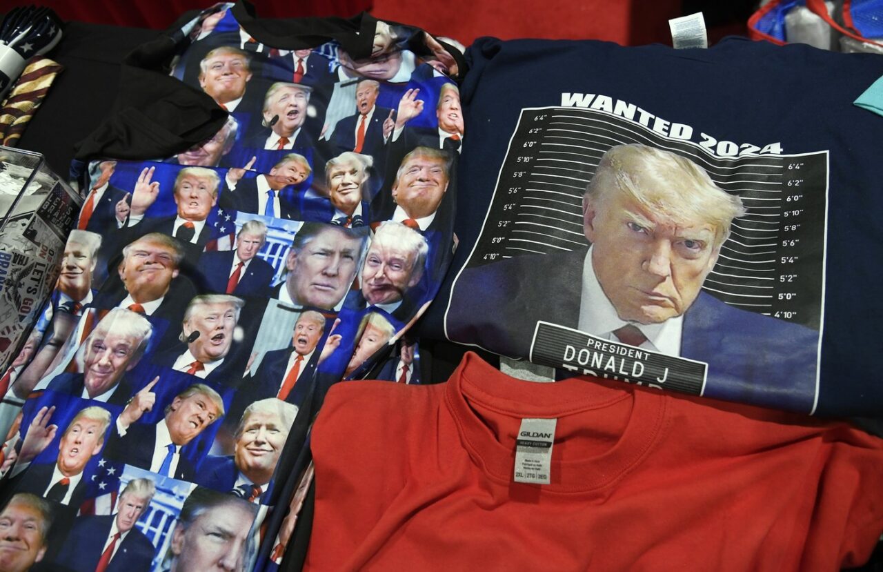 Modul neașteptat în care tentativa de ASASINAT l-a ajutat pe Trump. Popularitatea tricourilor cu fostul PREȘEDINTE a crescut vertiginos