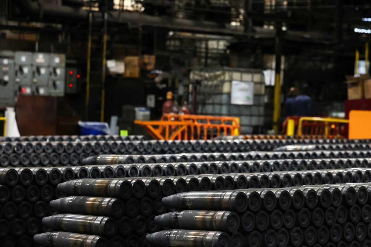 NATO vrea să revoluționeze industria militară. Standardizarea OBUZELOR de artilerie poate deveni realitate după summitul de la Washington