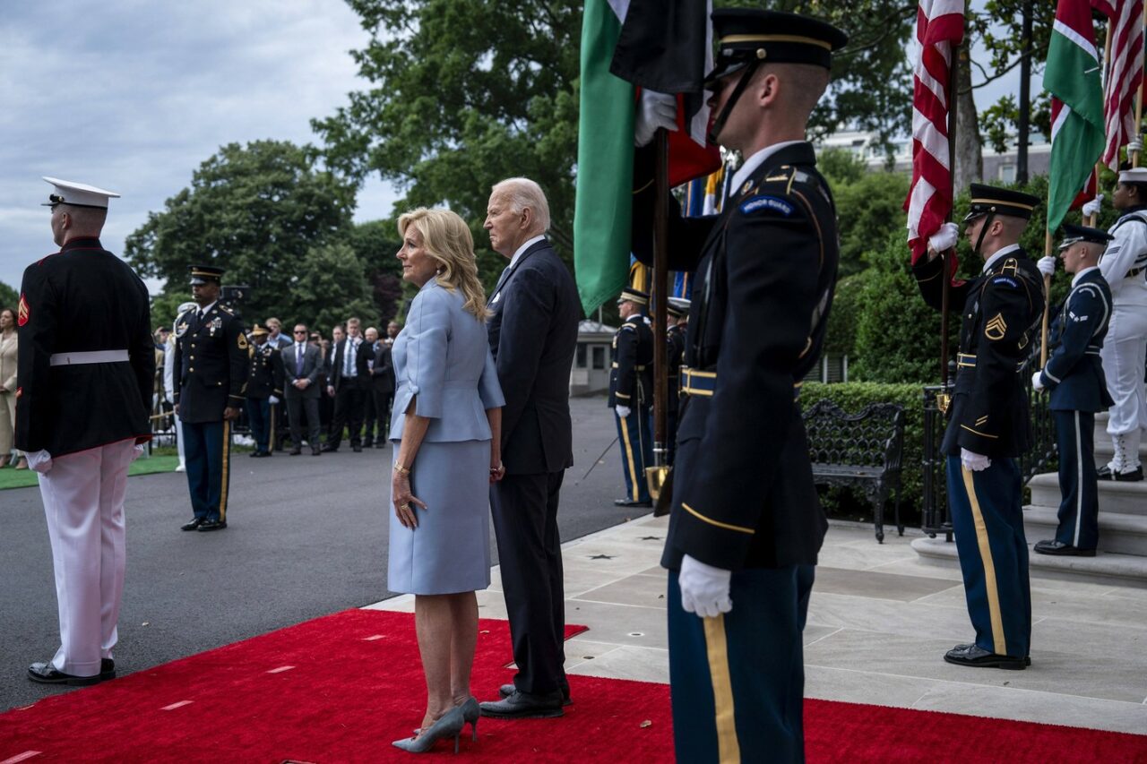 Biden, acuzat că îi permite soției să rămână în Biroul Oval la reuniuni confidențiale /Casa Albă RESPINGE speculațiile privind implicarea în decizii
