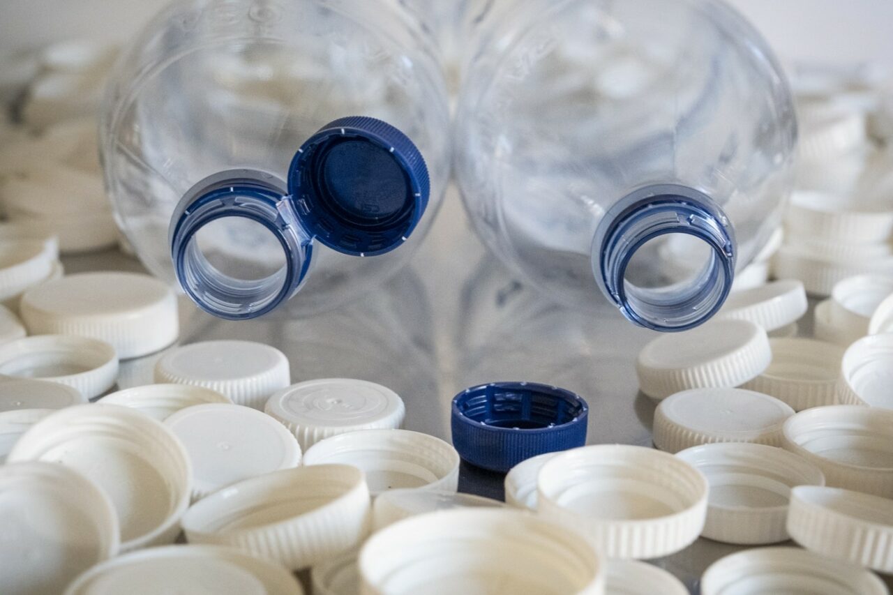 Sticlele de plastic cu CAPACE atașate devine obligatorii. Comercianții riscă sancțiuni drastice pentru stocurile vechi